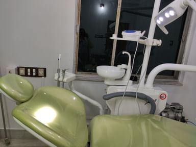 Dr Ritika- dental surgeon( MDS Prosthodontist & Implantologist)