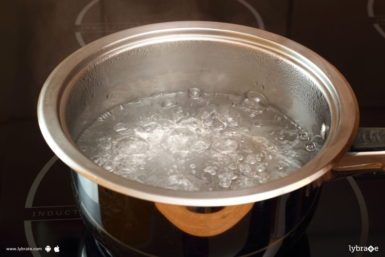 В кипящую воду можно спокойно налить. Кипящая вода. Кастрюля с водой. Кипящая вода в чайнике. Молоко в кастрюле.