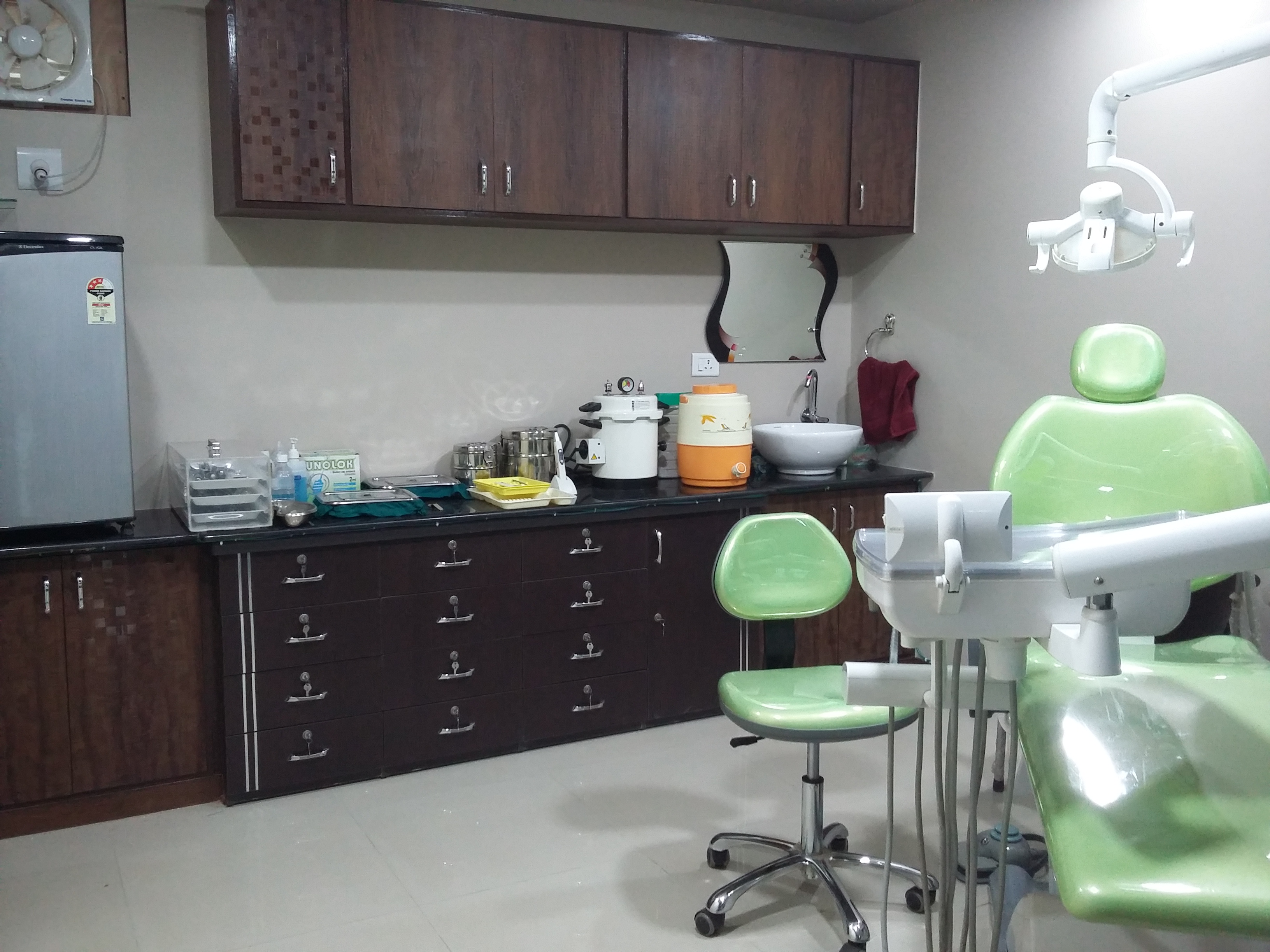 HAPPY DENTAL CLINIC Image 2