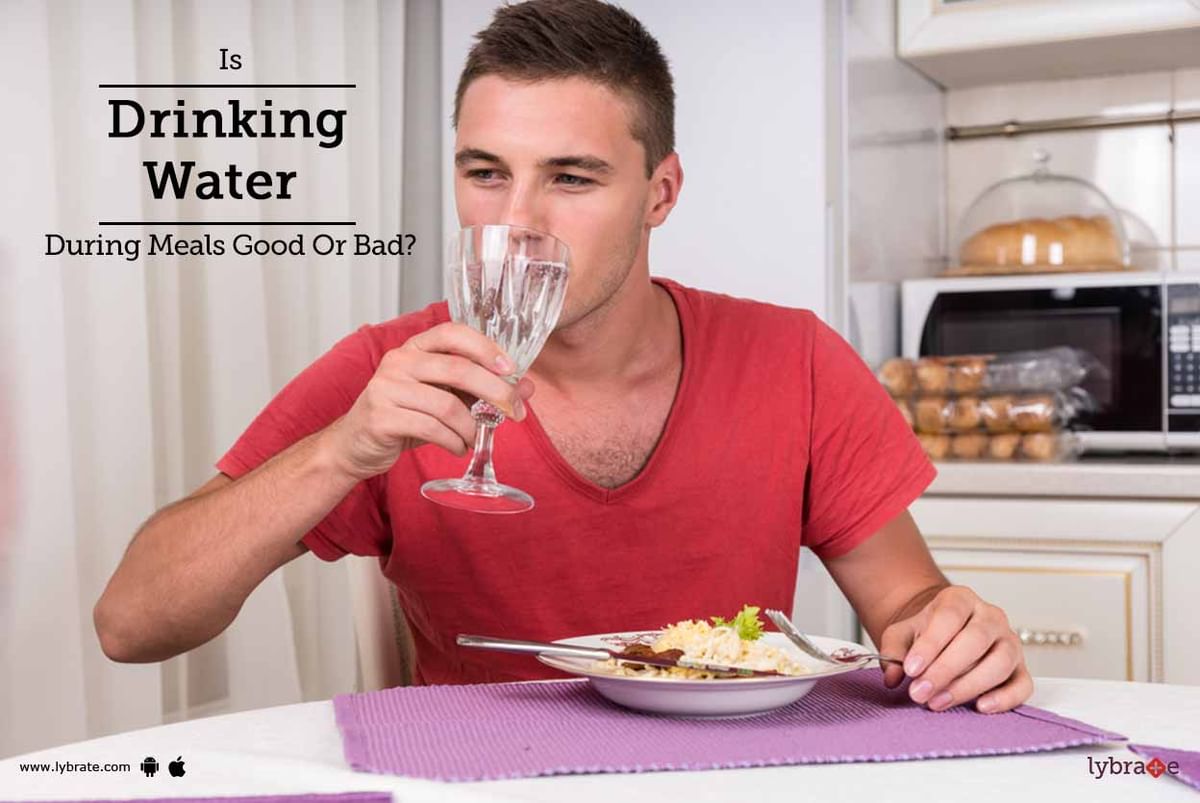 Можно пить воду сразу после еды. Запивать еду. Мужчина обедает. Запивать еду вредно. Еда и питье.