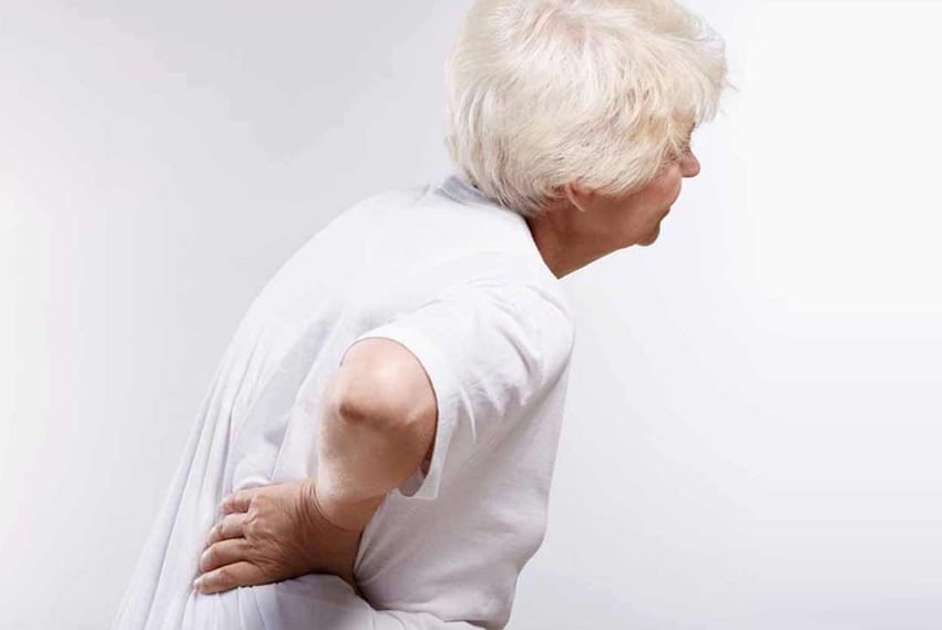 Фото пожилой женщины со спины