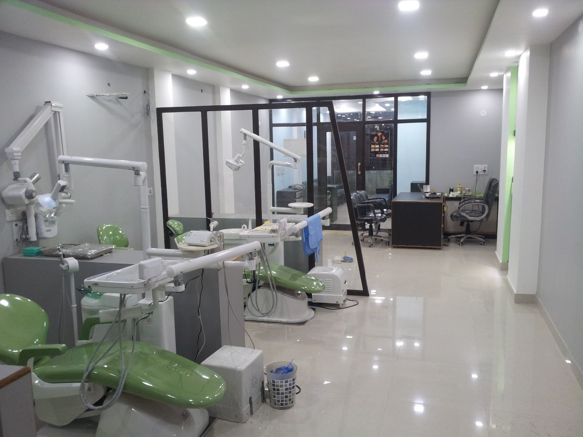 Curemax Multispeciality Dental Clinic Image 1